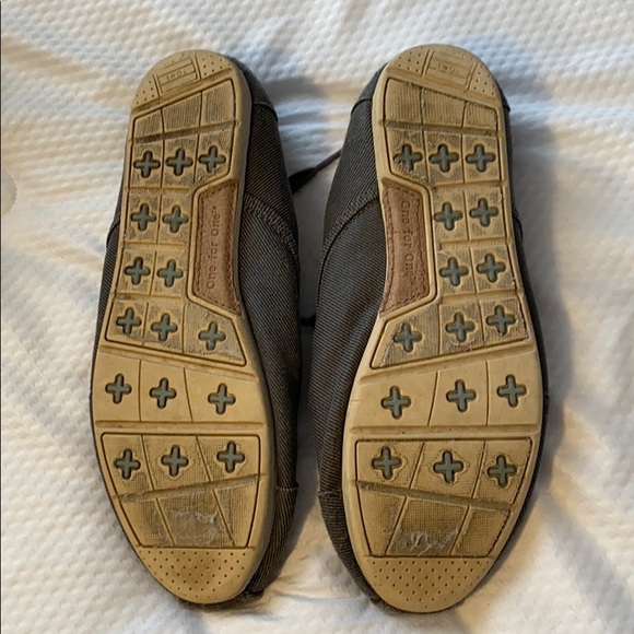 Grey Corduroy Toms Sneakers and Tribal Pattern - Picture 3 of 5